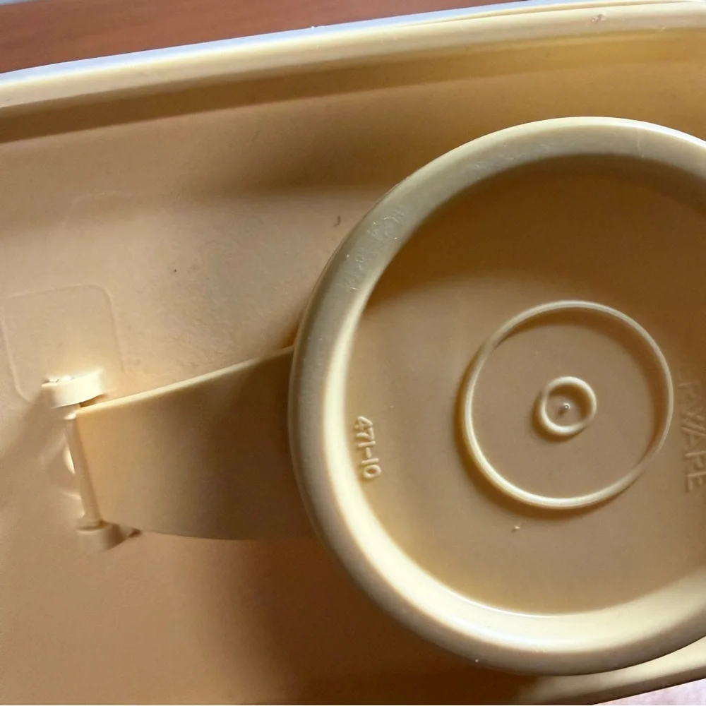 Vintage Tupperware Cereal Keeper Container‎ Almond 471-10 Flip-top Seal
